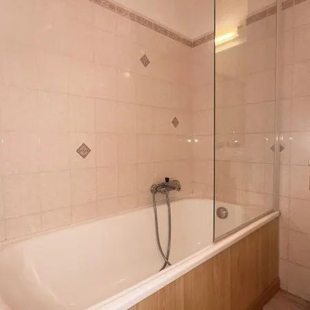 Cosy T2 Au Calme, Proche Centre Et Skibus, Garage Souterrain, Balcon, Tv, Equipement Complet - Fr-1-624-90